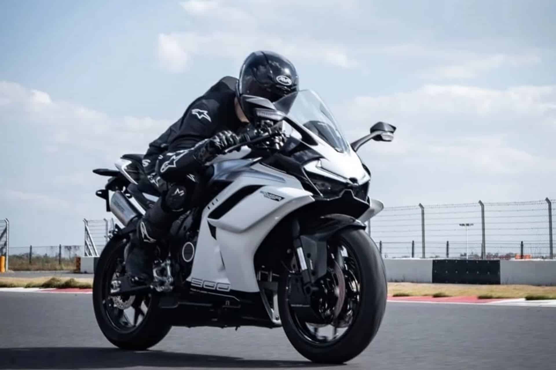 Se desvela la nueva CFMoto 500SR: 78 CV por poco más de 3.600 euros