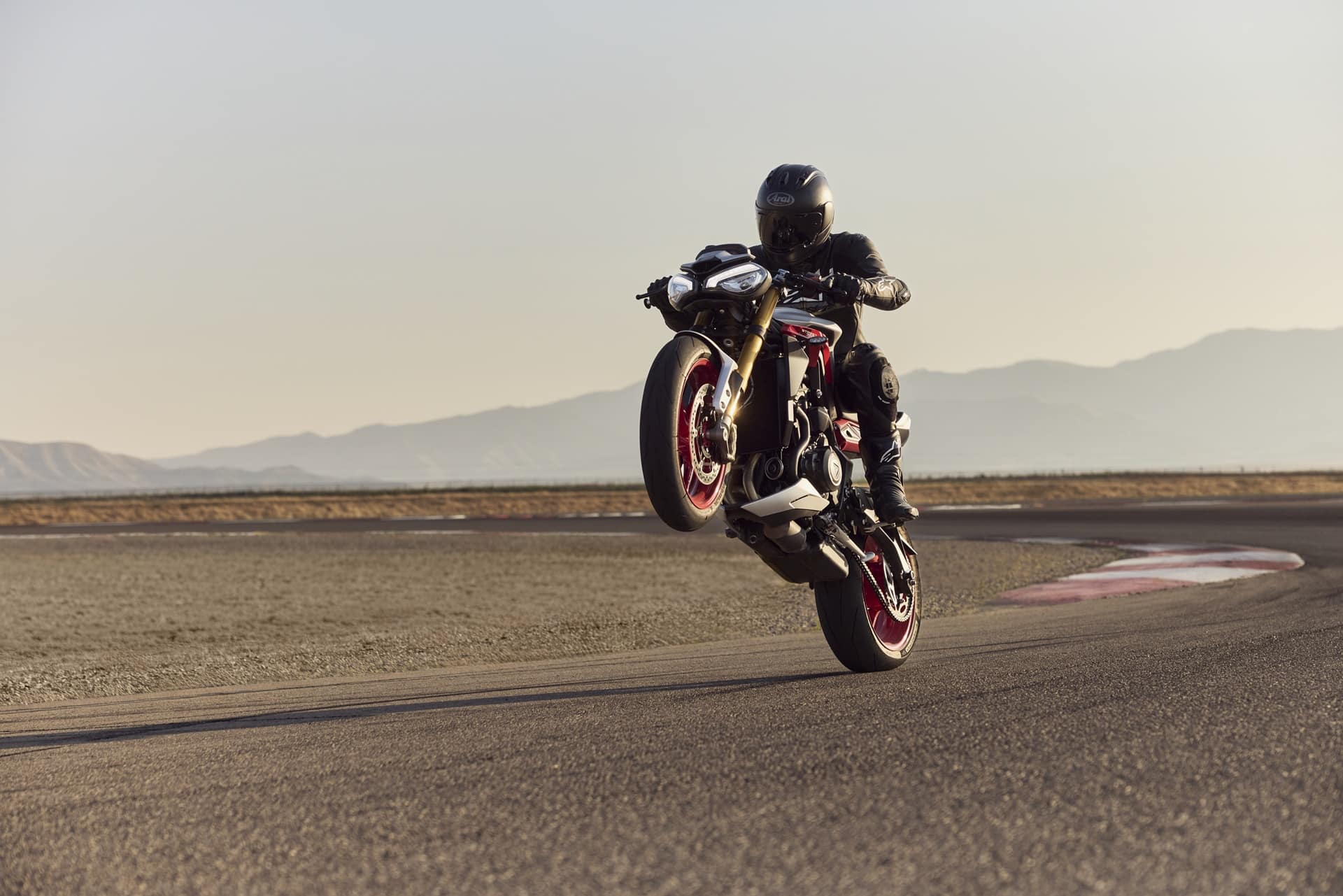 Triumph España da la bienvenida a la temporada 2026 con una gran fiesta simultánea y más de 20 nuevos modelos