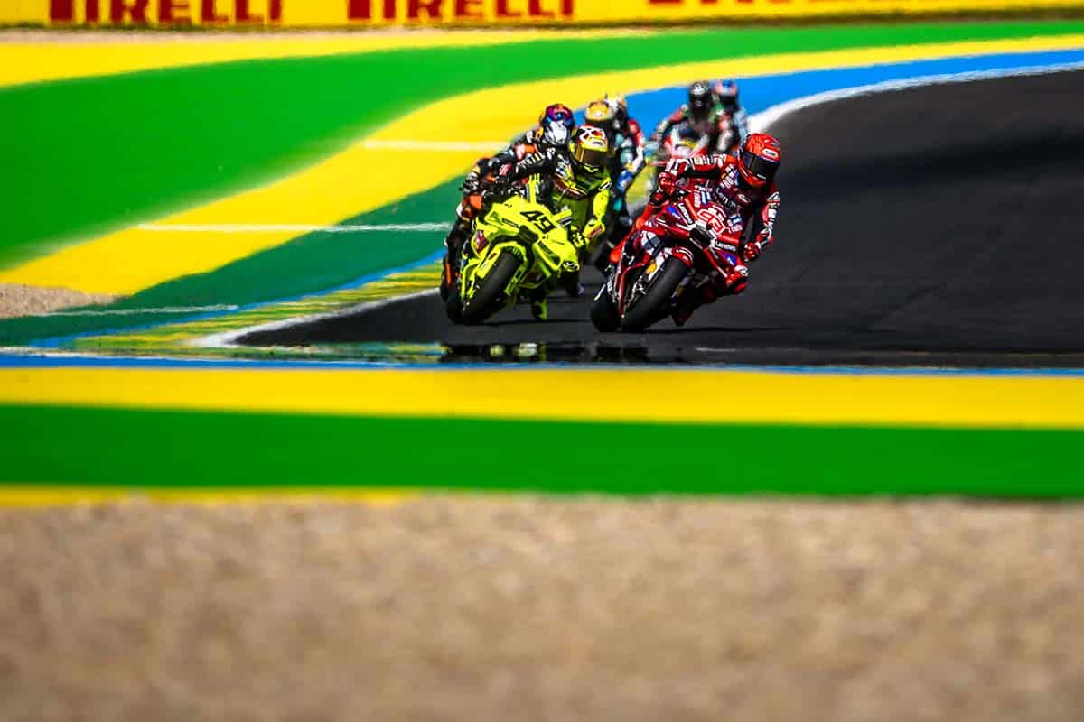 Ducati no está dominando, al contrario, está sufriendo frente a Aprilia