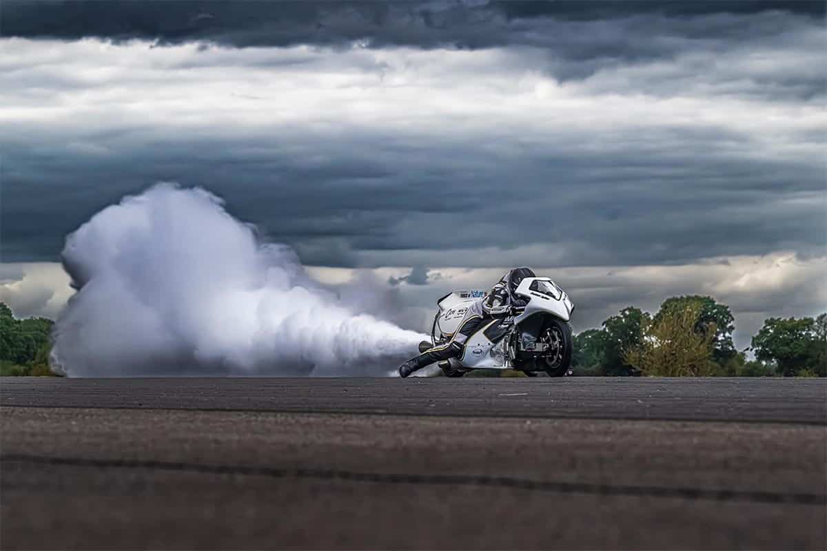 En un cohete, es de vapor, lo han construido en un cobertizo ¡y es la moto con mayor aceleración de la historia!