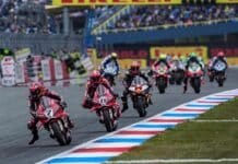 Superbike Assen 2026: Lecuona le planta cara a Bulega, que se lleva otro triplete