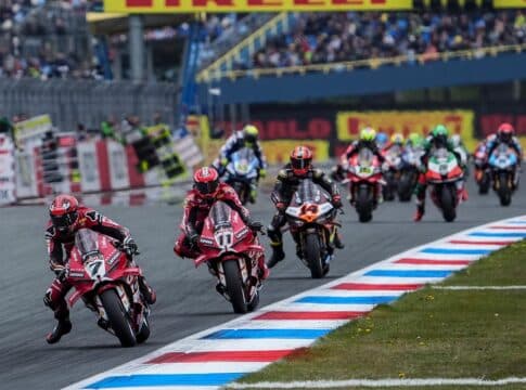 Superbike Assen 2026: Lecuona le planta cara a Bulega, que se lleva otro triplete