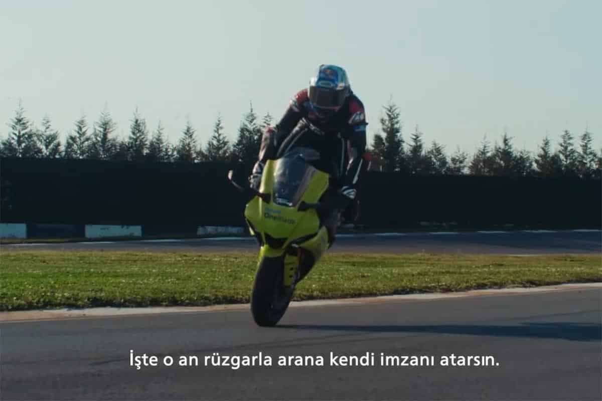 No podía faltar el famoso stoppie del turco