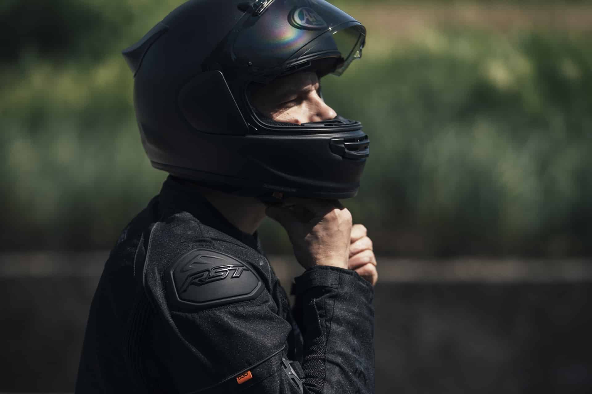 RST declara la guerra al calor: chaquetas ventiladas para montar protegido en verano