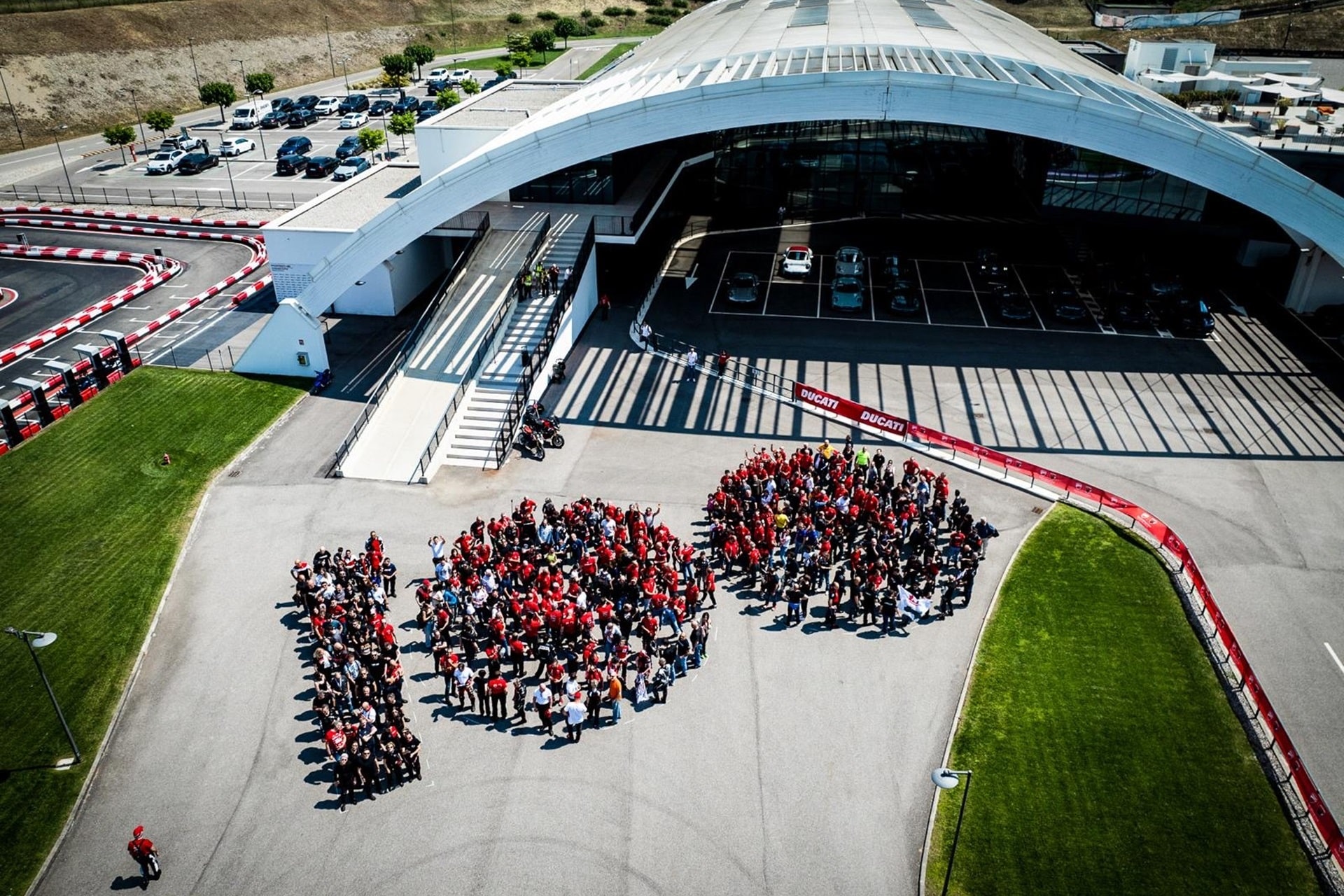 #WeRideAsOne 2026: 22.000 Ducatisti celebraron el centenario de la marca por todo lo alto