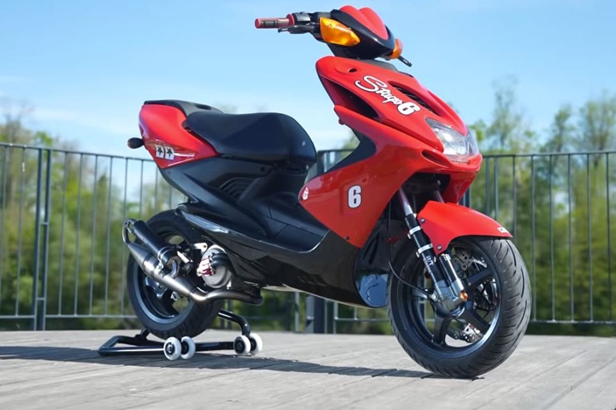 Como convertir un anticuado Yamaha Aerox 50 cc en la máquina de acrobacias del mismísimo Rok Bagoros