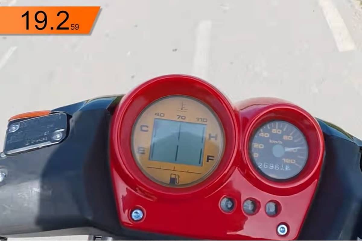 Como convertir un anticuado Yamaha Aerox 50 cc en la máquina de acrobacias del mismísimo Rok Bagoros