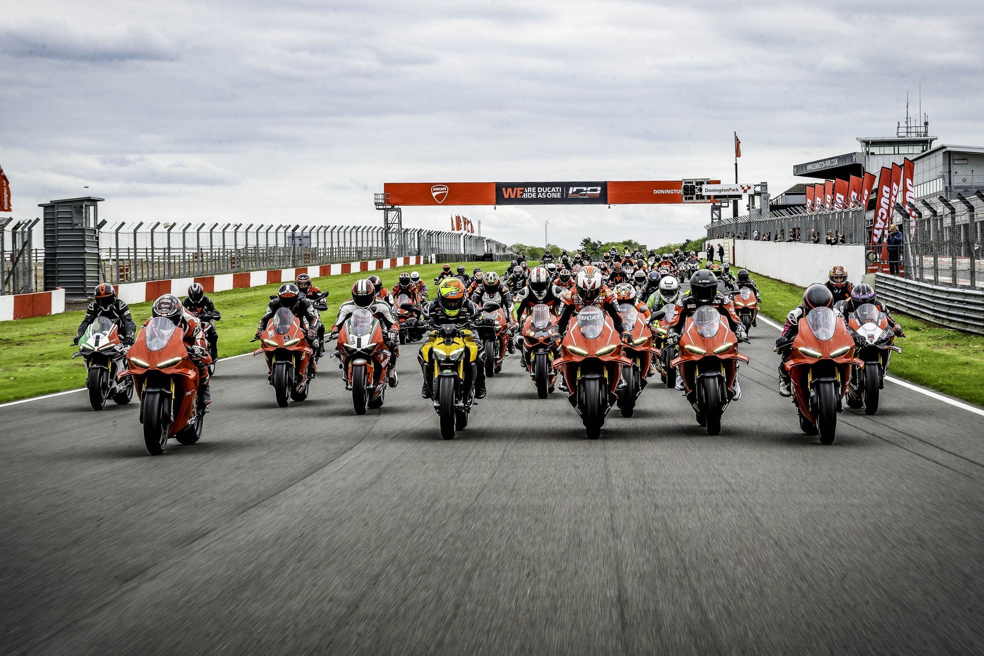 #WeRideAsOne 2026: 22.000 Ducatisti celebraron el centenario de la marca por todo lo alto
