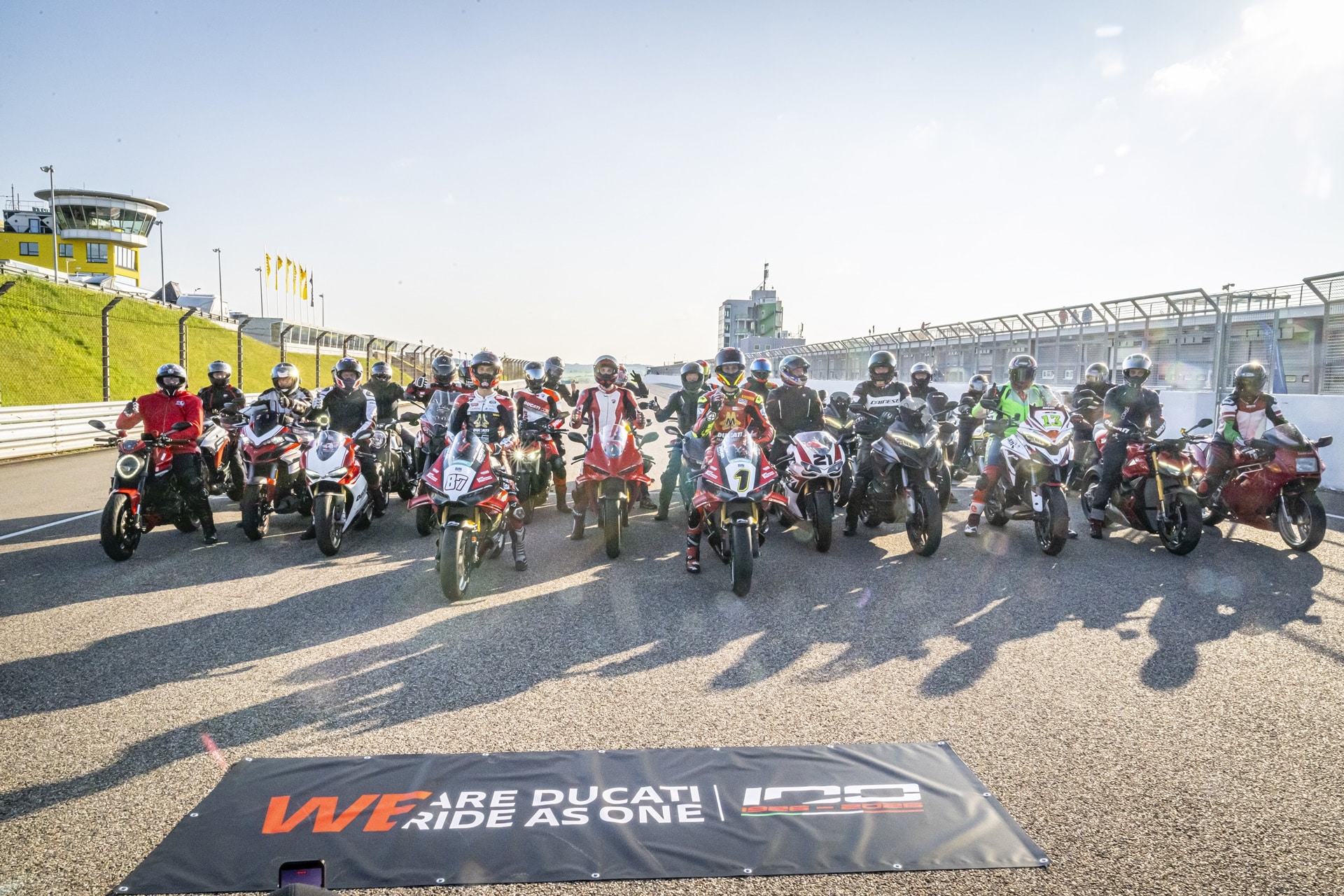 #WeRideAsOne 2026: 22.000 Ducatisti celebraron el centenario de la marca por todo lo alto