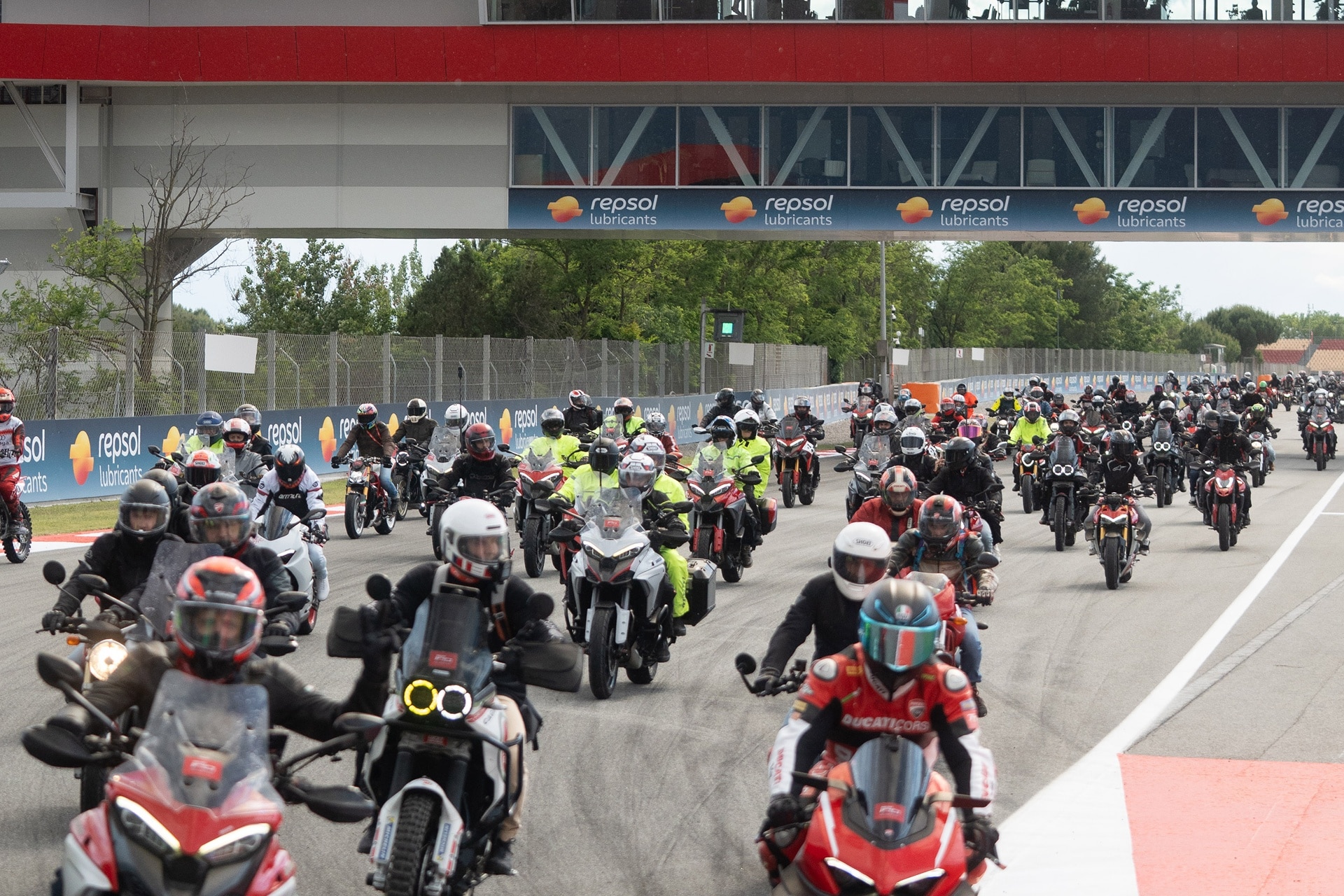 Ducati celebra su centenario en Catalunya con una caravana inolvidable