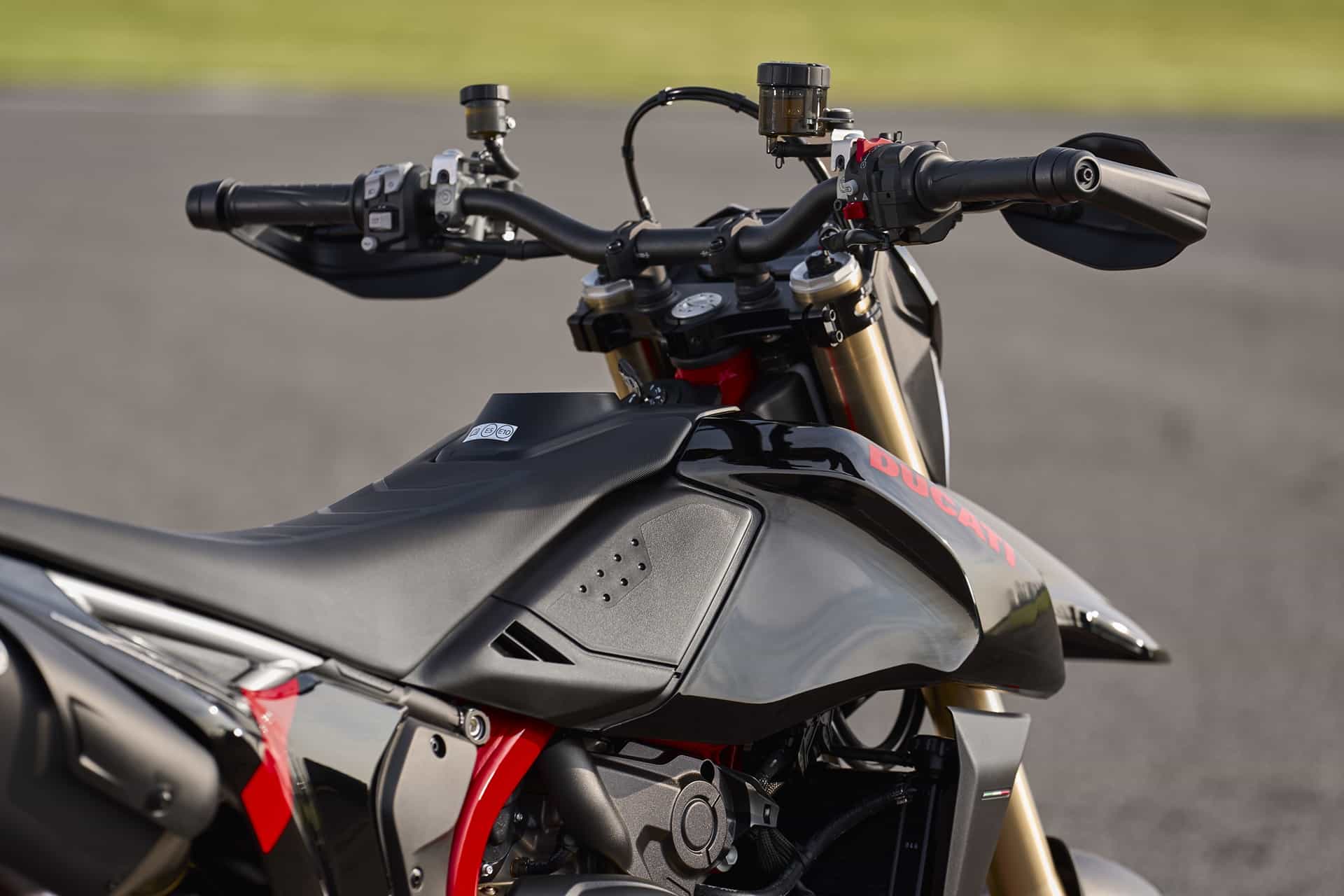Nueva 698 Mono Nera: La gama Hypermotard de Ducati alcanza sube de nivel