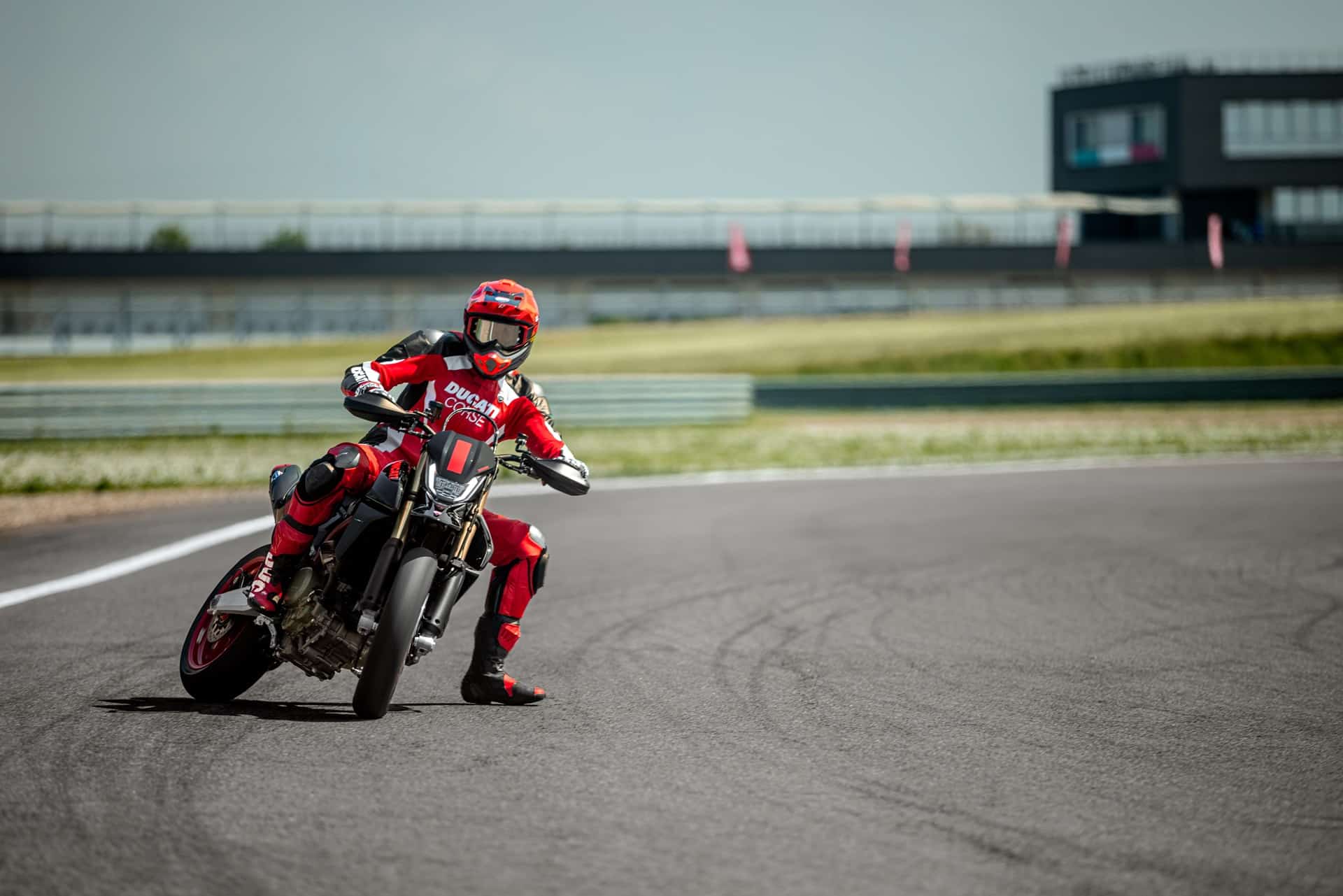 Nueva 698 Mono Nera: La gama Hypermotard de Ducati alcanza sube de nivel