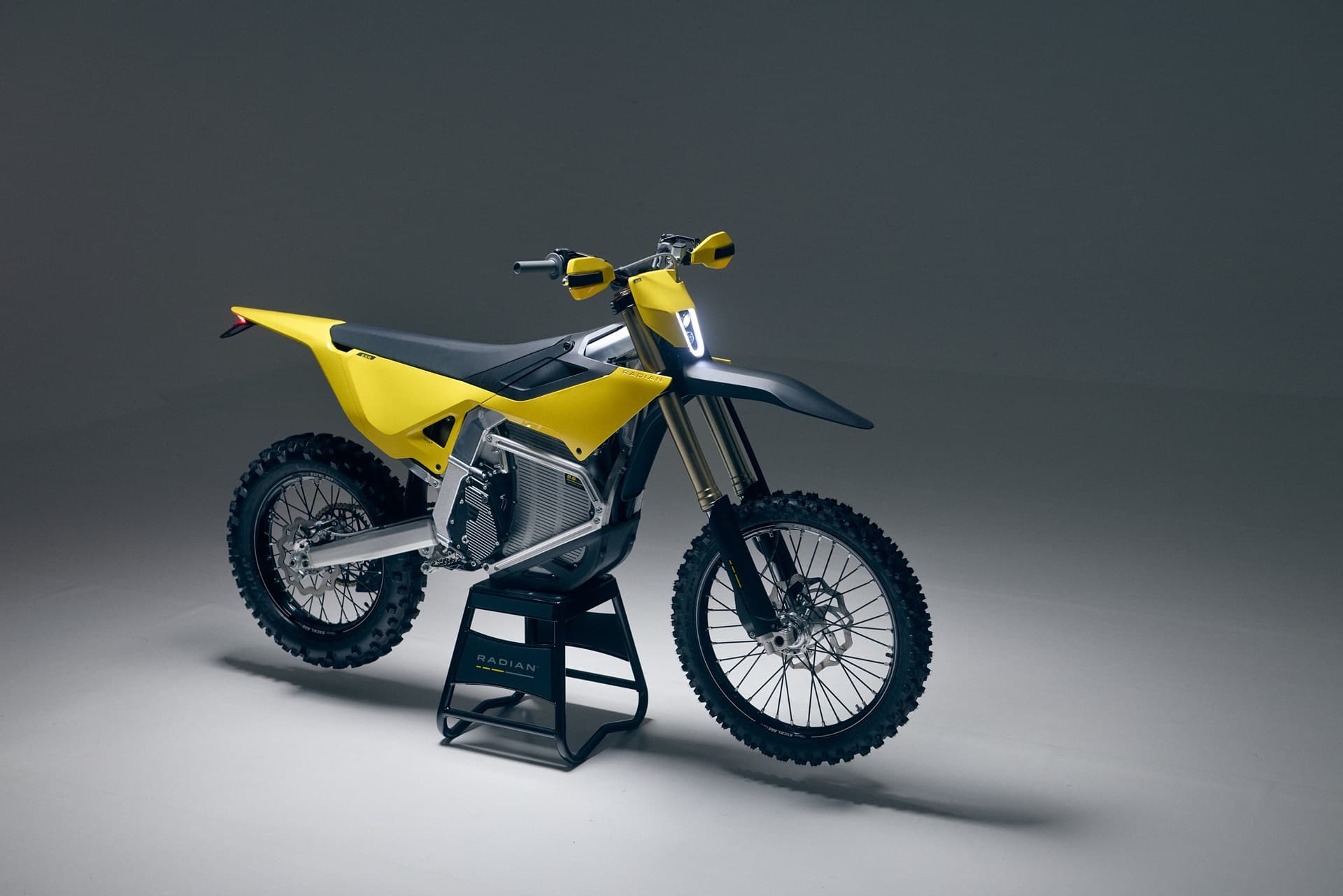 Radian EXR: la nueva enduro eléctrica con 70 CV y 1.060 Nm de par lista para la competición