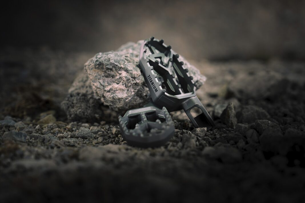 Adventure Footpeg Set: Akrapovič amplio su catálogo de accesorios con sus nuevos reposapiés para motos de aventura