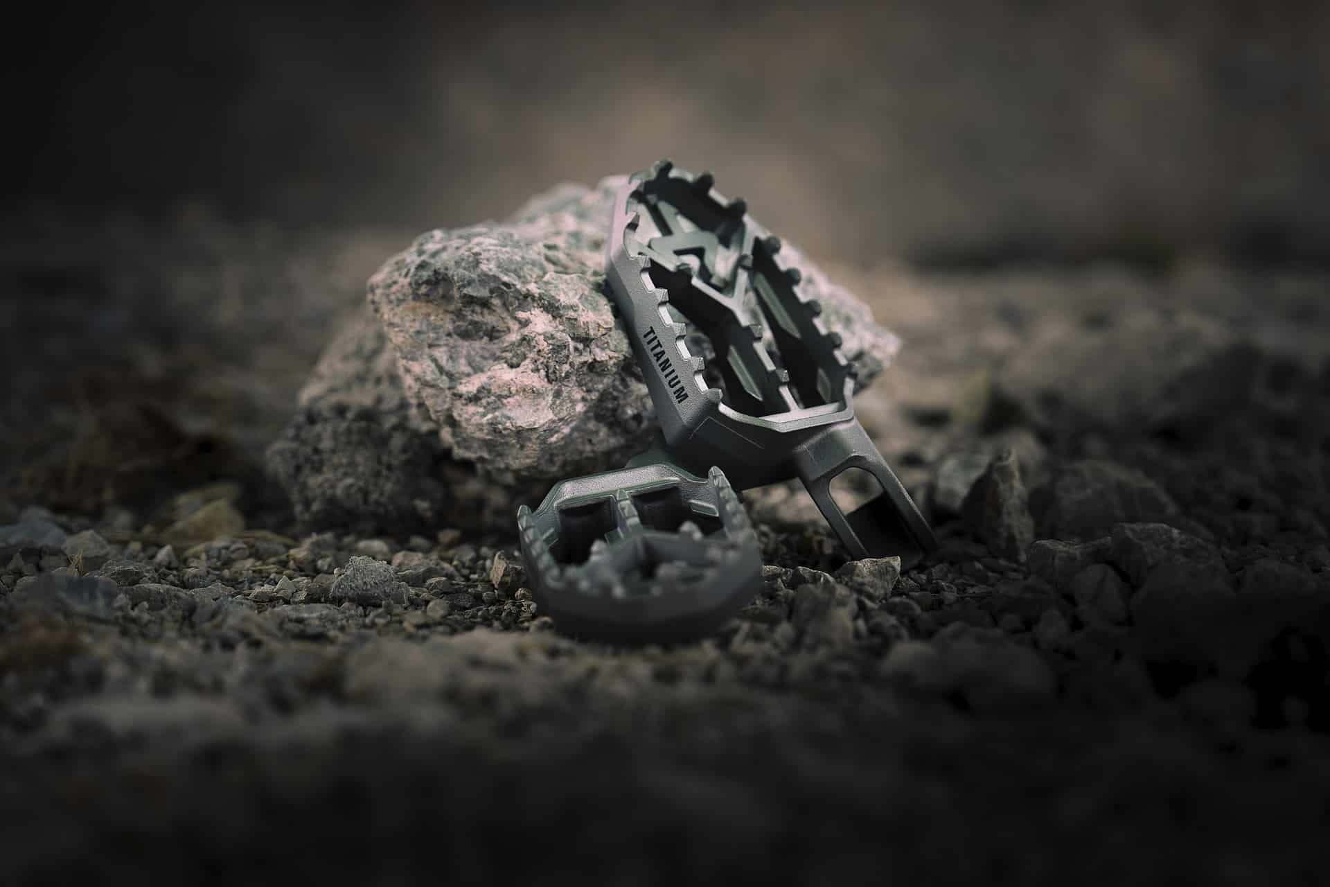 Adventure Footpeg Set: Akrapovič amplio su catálogo de accesorios con sus nuevos reposapiés para motos de aventura