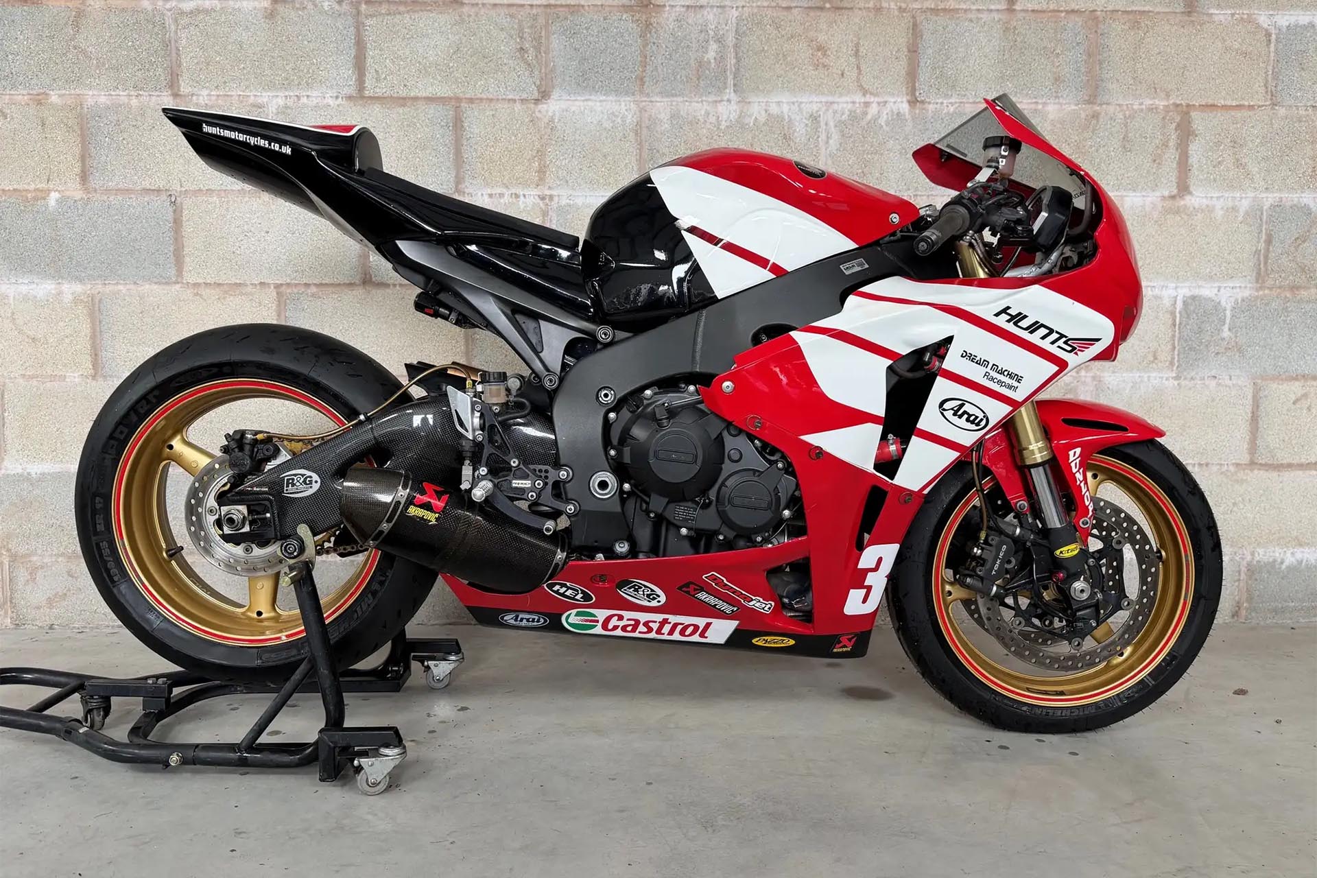 Un pedazo del Tourist Trophy puede acabar en tu garaje: subastan esta Honda de Michael Dunlop