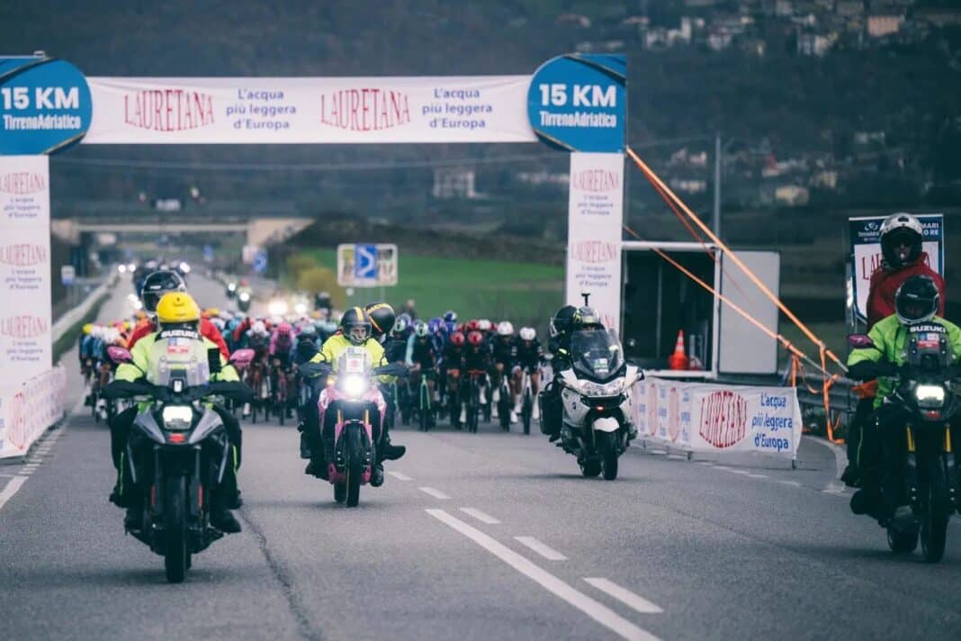 Motos de asistencia y ciclismo profesional: la polémica está servida en el Giro de Italia