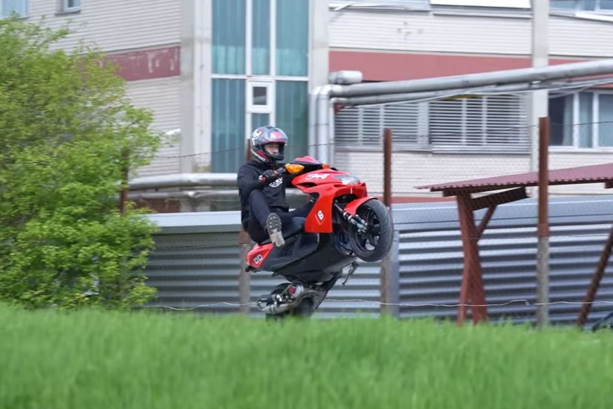 Como convertir un anticuado Yamaha Aerox 50 cc en la máquina de acrobacias del mismísimo Rok Bagoros