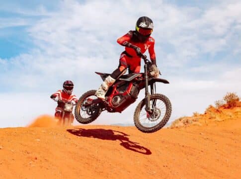 Xaber 300: una interesante y tecnológica MX enchufable por poco más de 4.500 euros