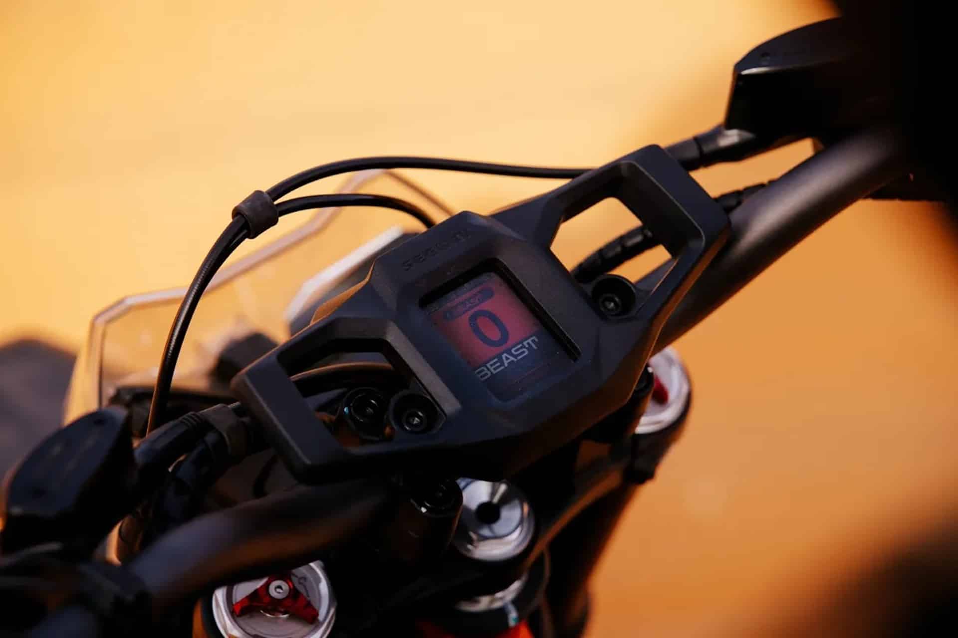 Xaber 300: una interesante y tecnológica MX enchufable por poco más de 4.500 euros