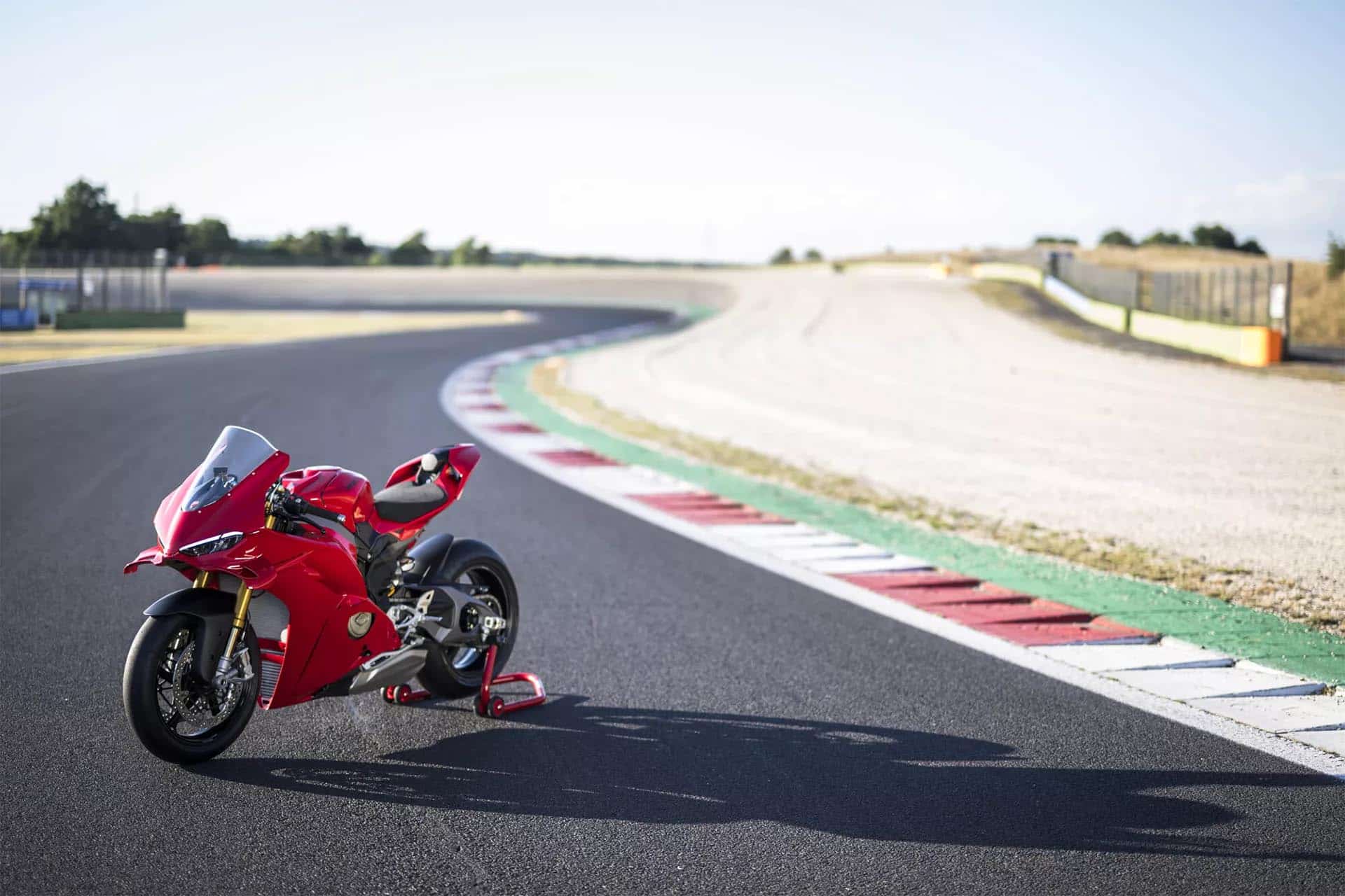 Aunque es una moto para la calle, la Pangale V4S no deja de mirar de reojo al circuito