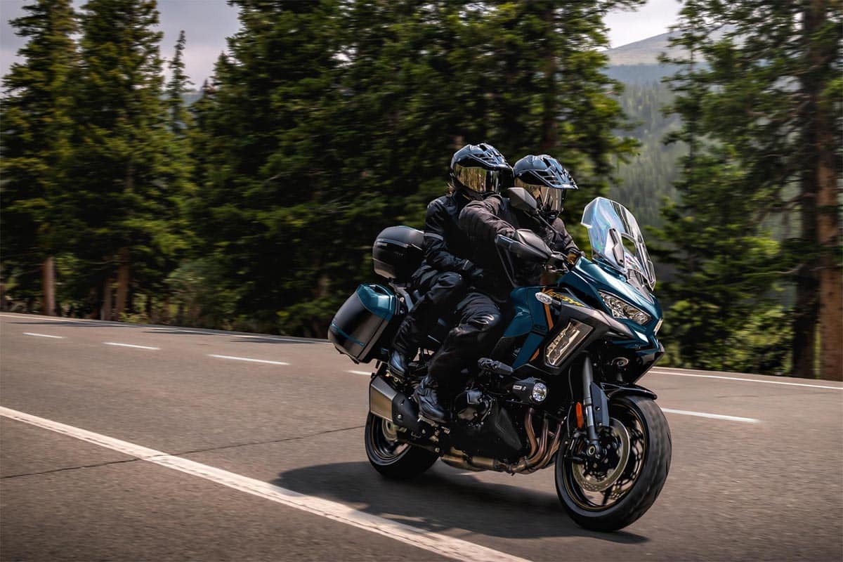Viajar en moto sin dejarte la espalda: consejos básicos