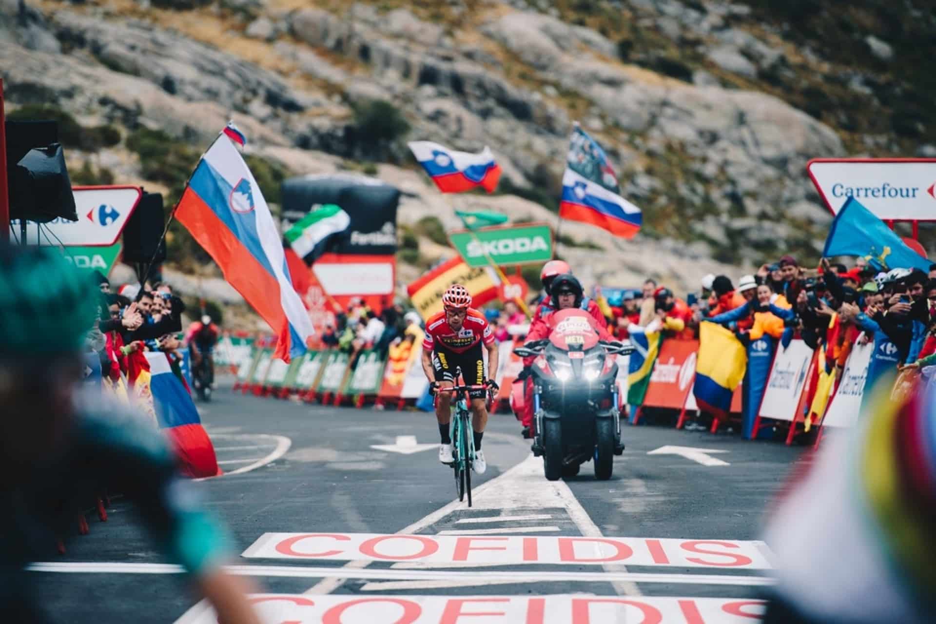 Motos de asistencia y ciclismo profesional: la polémica está servida en el Giro de Italia