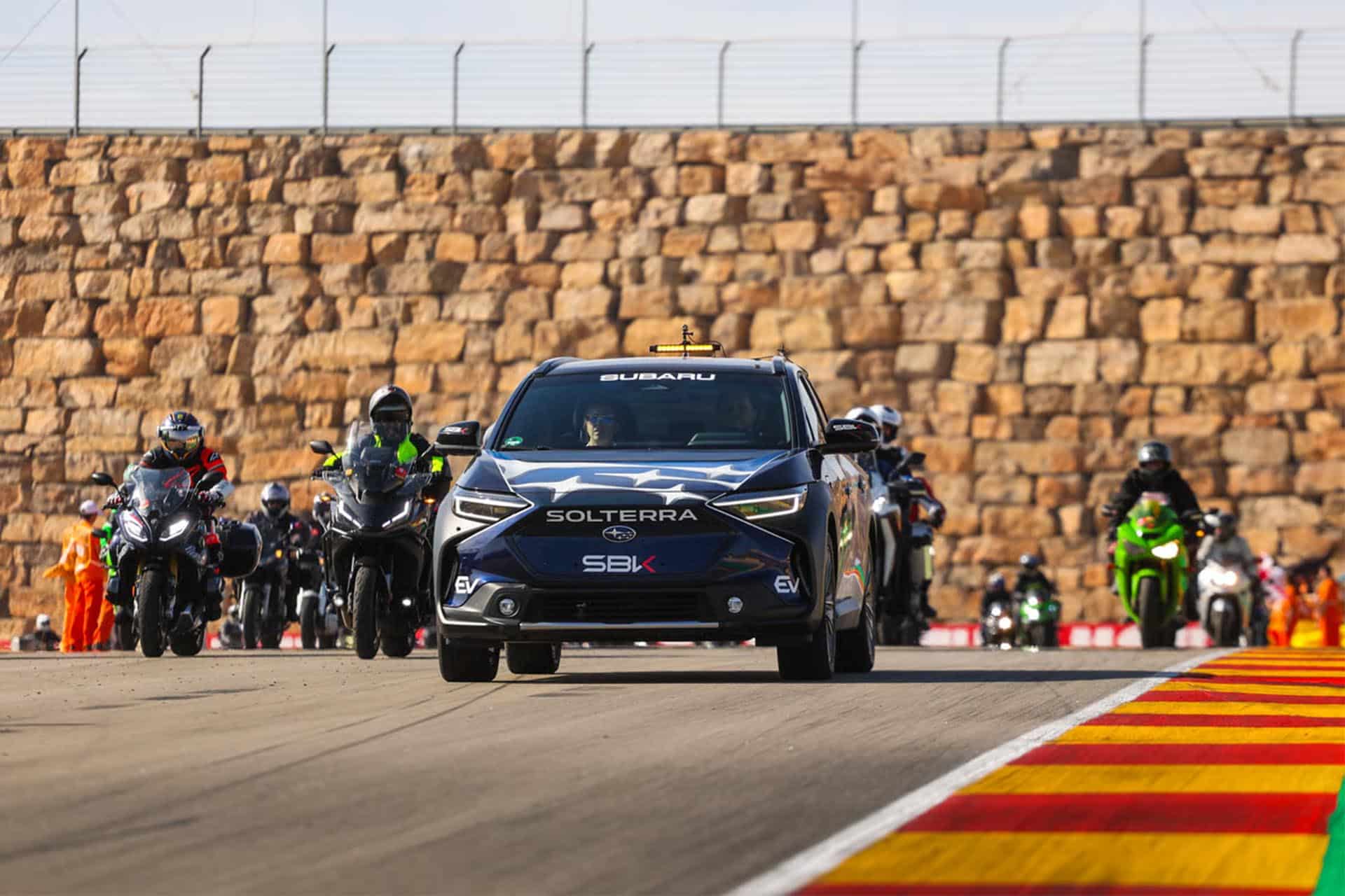 La vuelta se da tras el coche de seguridad