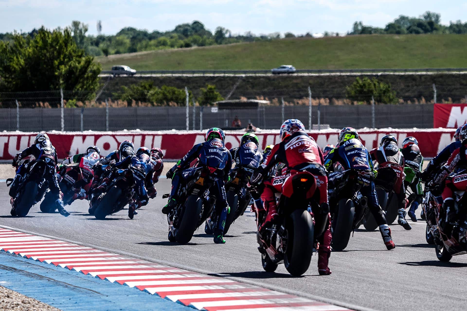 Toda la parrilla persigue a Ducati y a Bulega