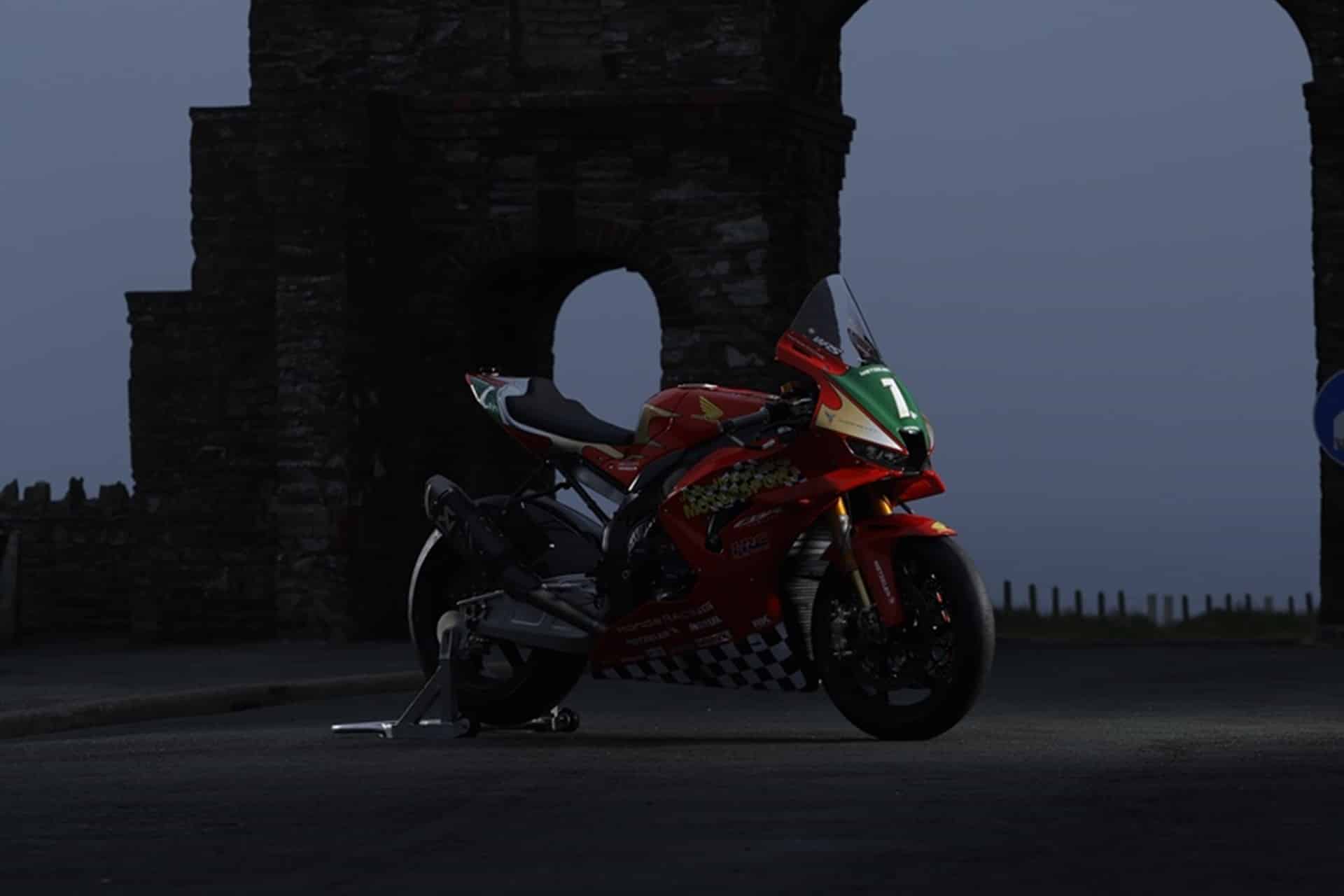 John McGuinness y Honda Racing celebran 30 años de colaboración con una librea especial en su Fireblade