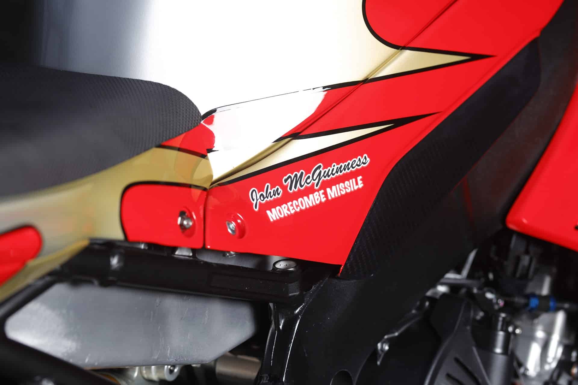 John McGuinness y Honda Racing celebran 30 años de colaboración con una librea especial en su Fireblade