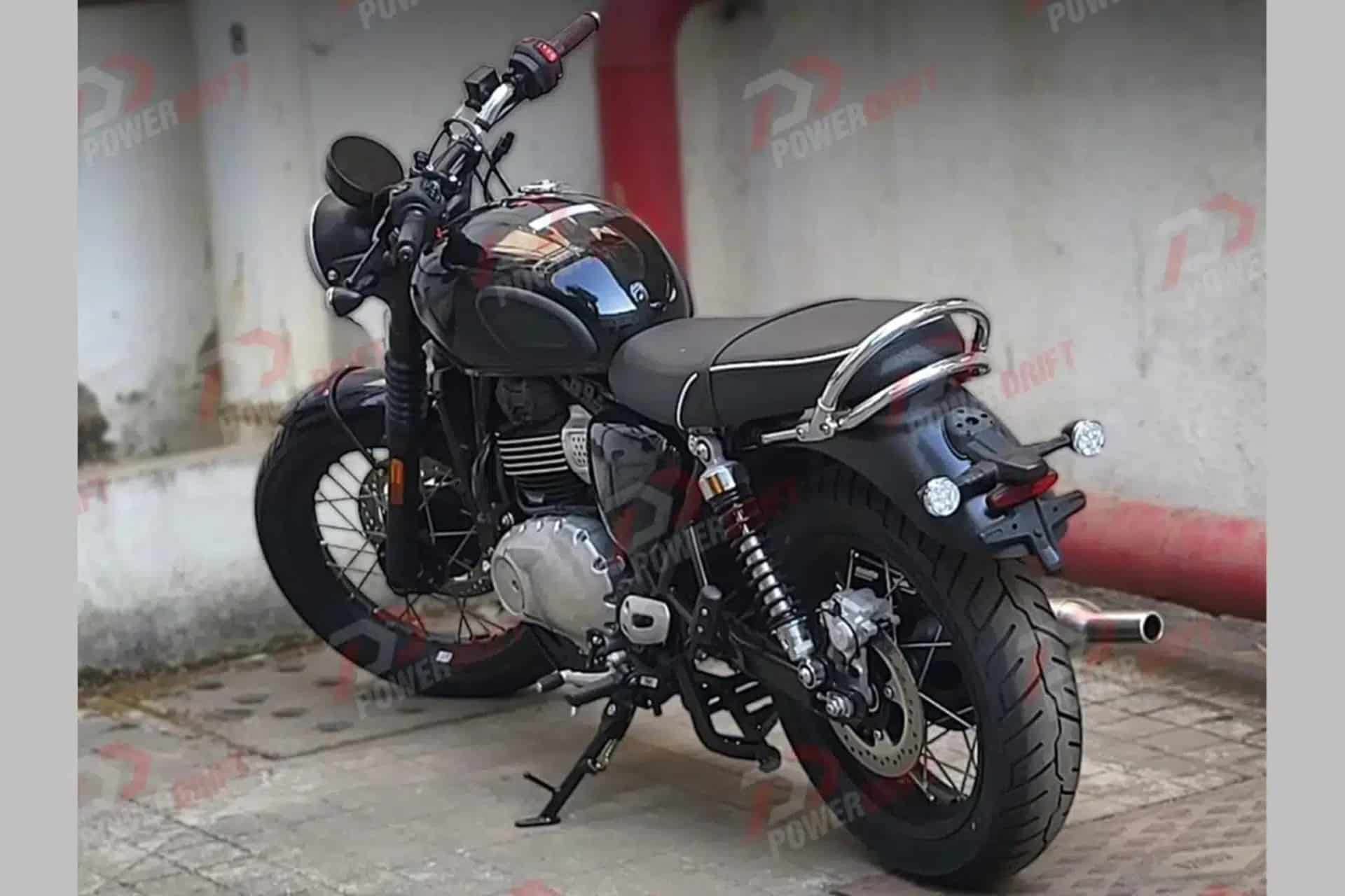 La futura Bonneville 400 vuelve a dejarse ver entre el tráfico indio
