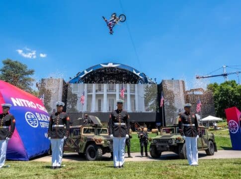 Travis Pastrana convierte el jardín de la Casa Blanca en su circuito particular de acrobacias