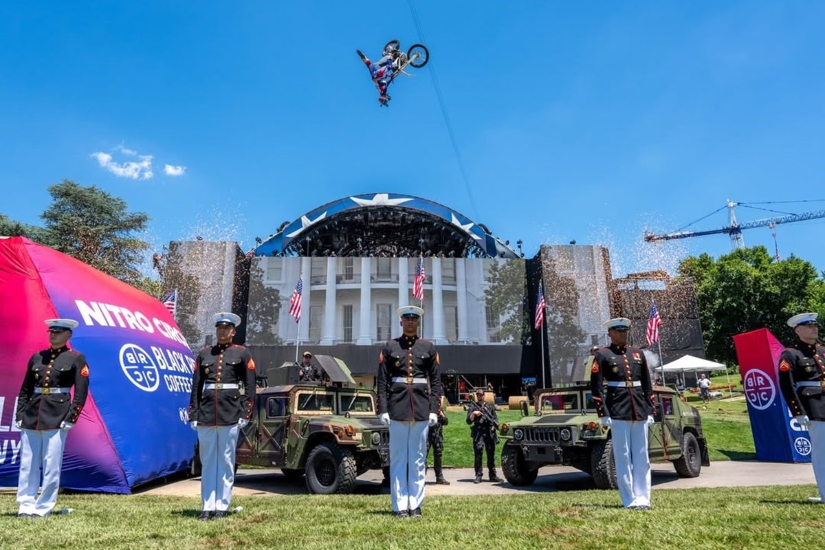 Travis Pastrana convierte el jardín de la Casa Blanca en su circuito particular de acrobacias