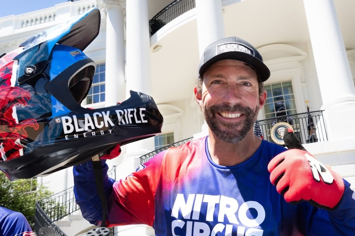 Travis Pastrana convierte el jardín de la Casa Blanca en su circuito particular de acrobacias