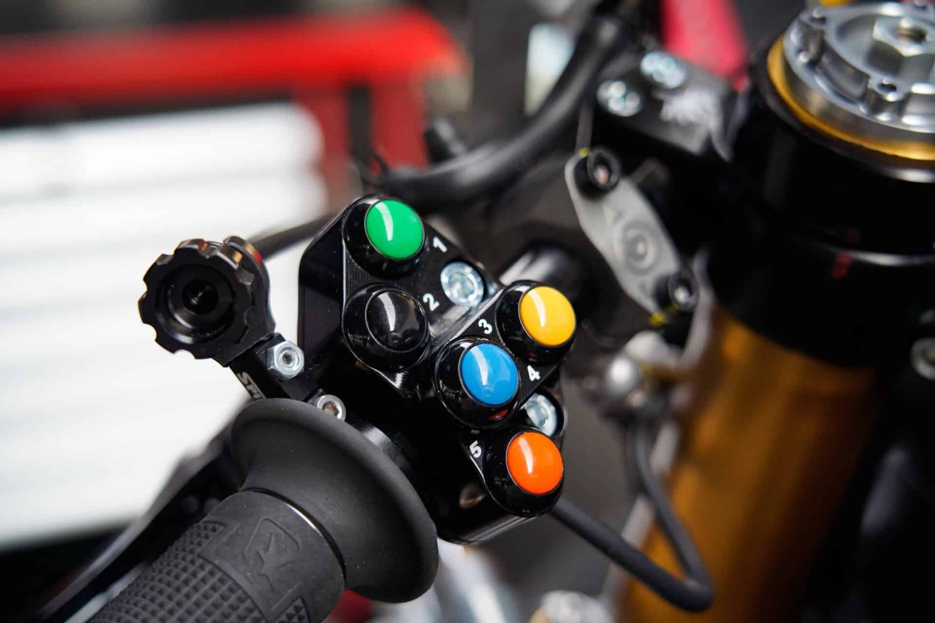 El equipo Barni Spark Racing Team y Mectronik presentan el nuevo kit electrónico de competición para la Ducati Panigale V4