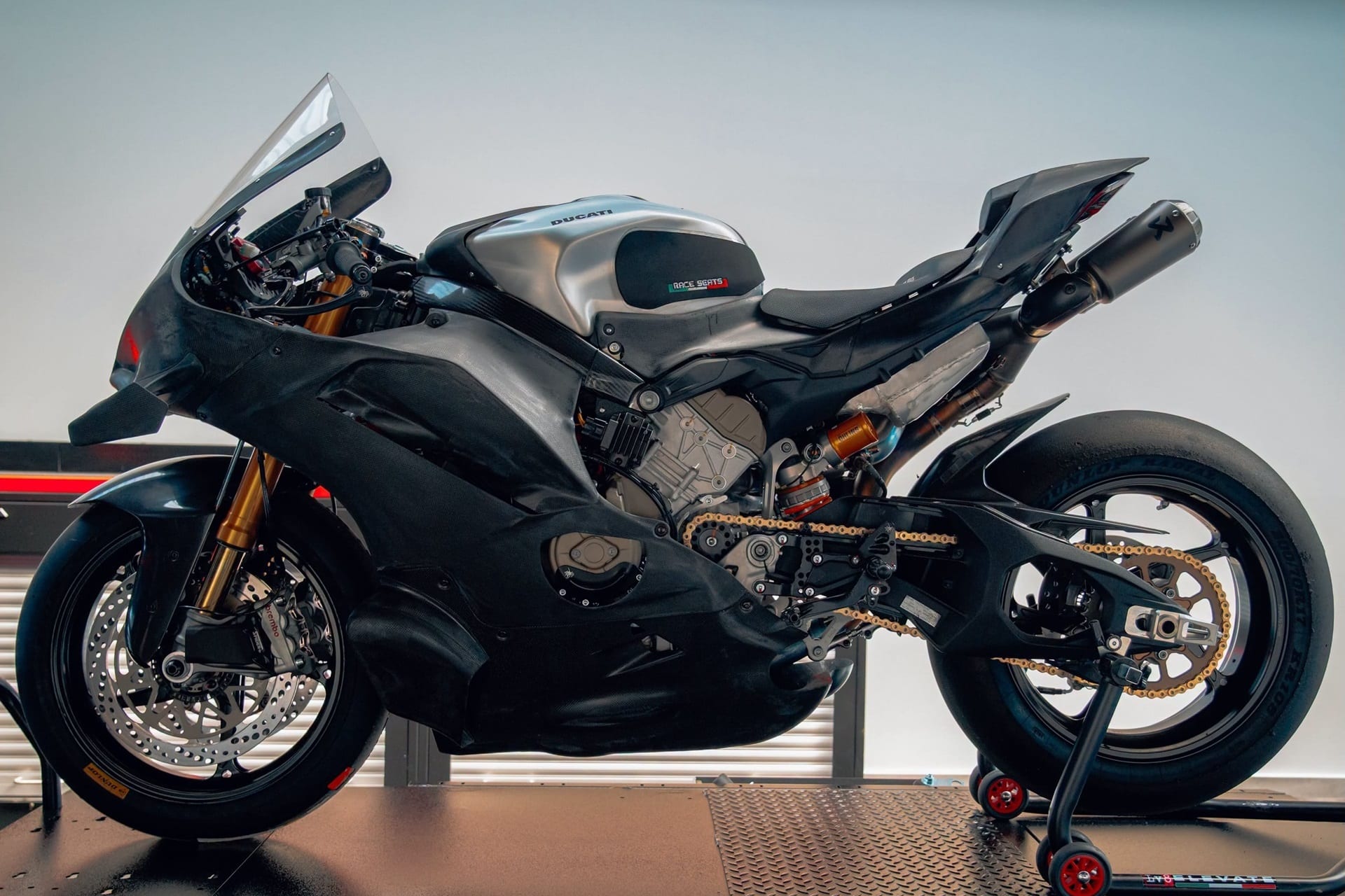 El equipo Barni Spark Racing Team y Mectronik presentan el nuevo kit electrónico de competición para la Ducati Panigale V4