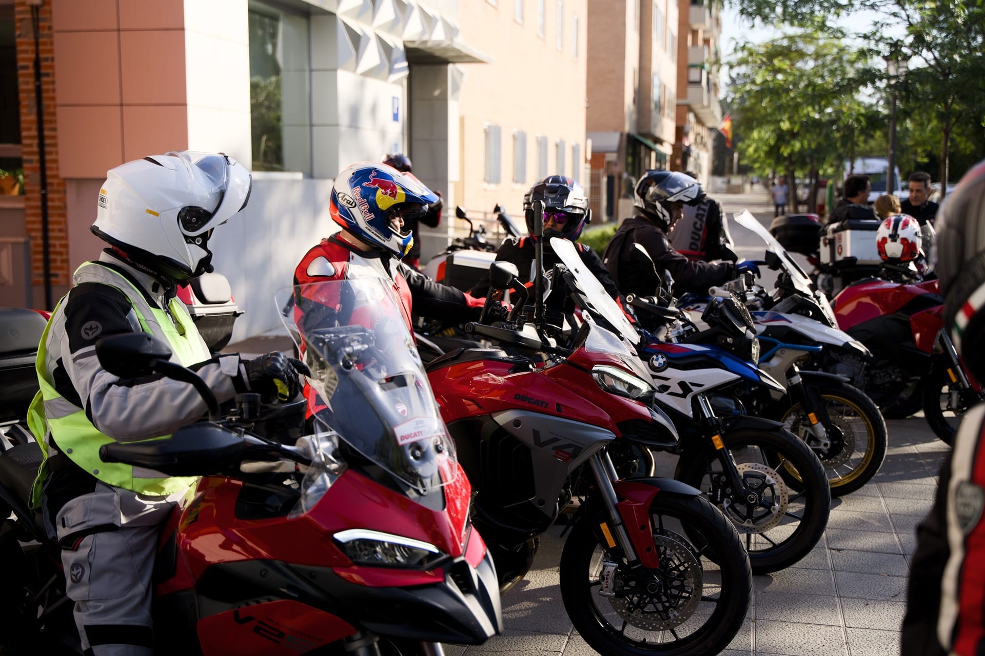 Ducati celebra con éxito Sea to Sea 2026 junto a 40 participantes y más de 1.000 kilómetros de recorrido