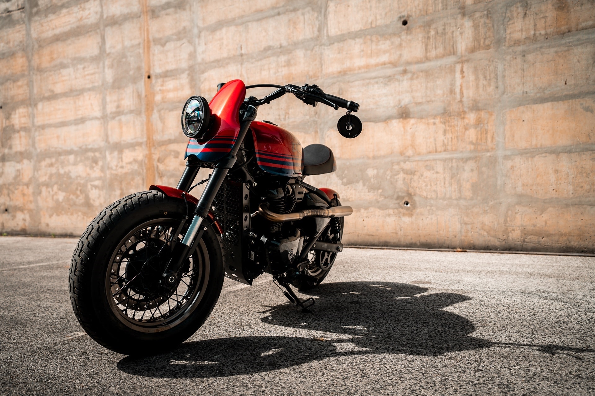 Royal Enfield regresa a su origen en Redditch con una placa conmemorativa y Richard Hammond como invitado especial