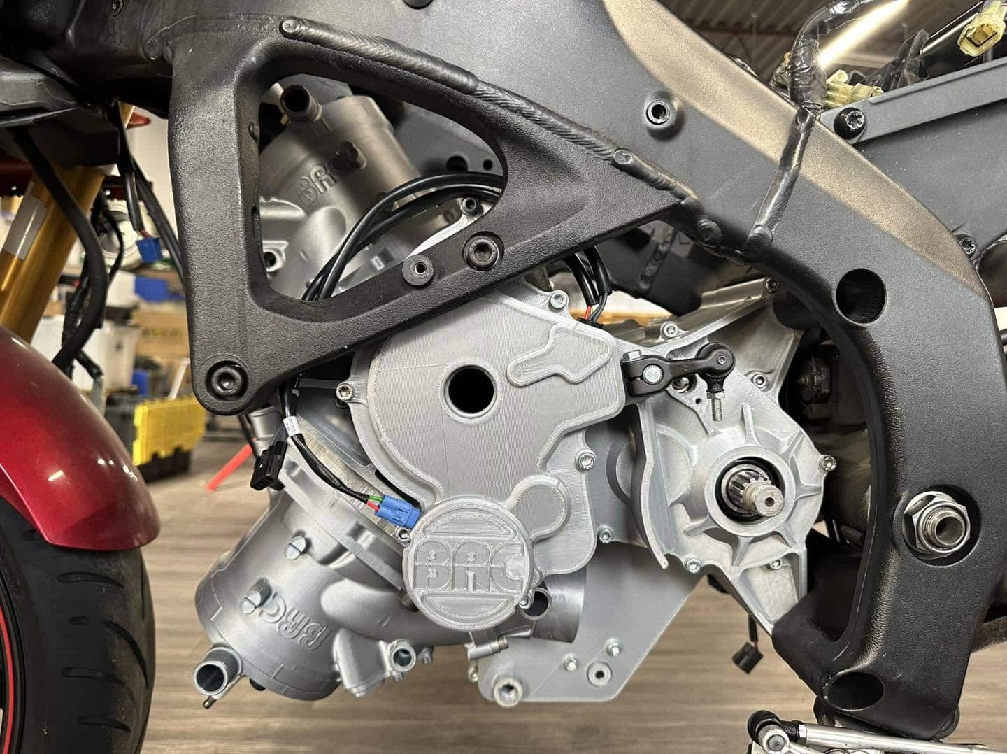 El motor encaja a la perfección en el chasis original sin tener que modificarlo