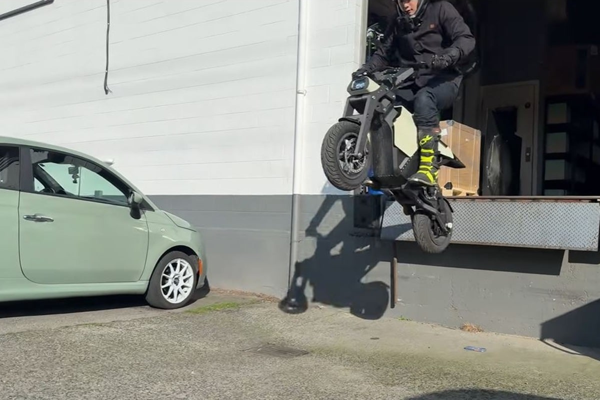 Saltando desde 1,5 metros de altura en una Minimoto impresa en 3D… ¿sobrevivirá al impacto?
