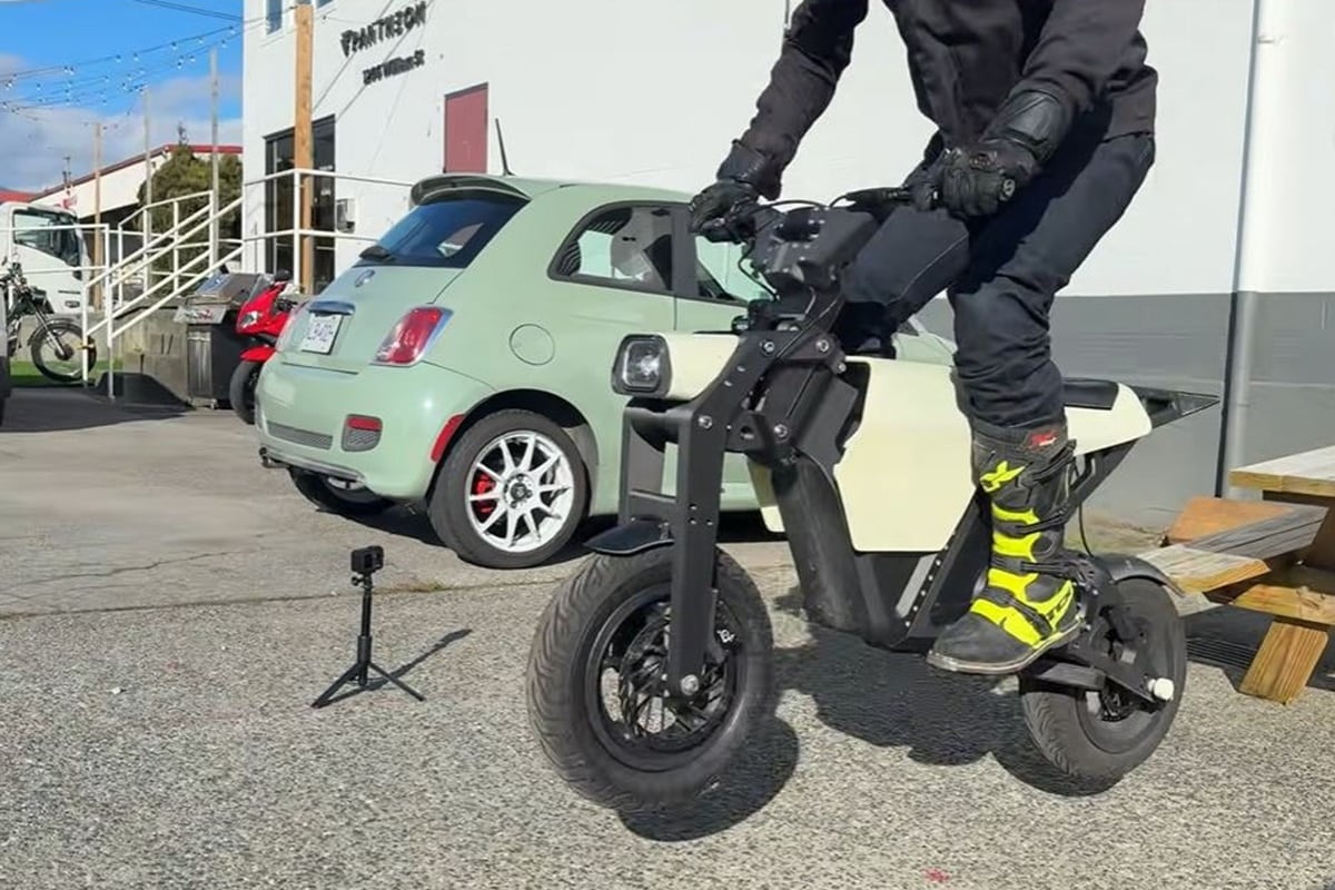Saltando desde 1,5 metros de altura en una Minimoto impresa en 3D… ¿sobrevivirá al impacto?