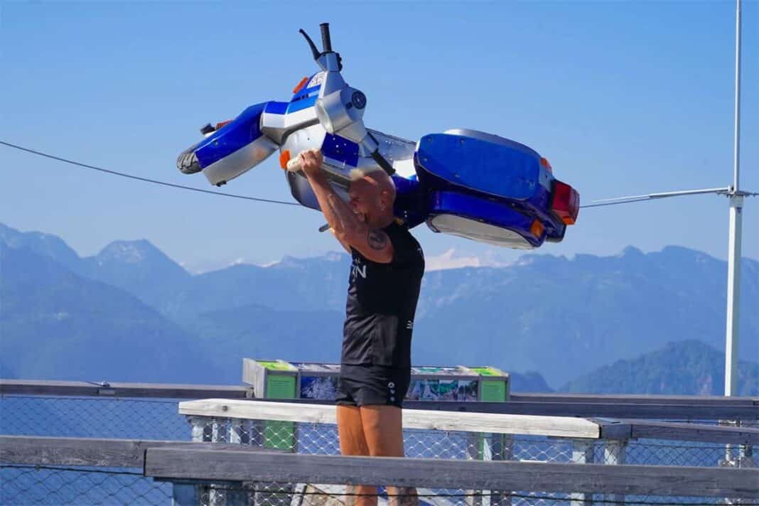Günter Schachermayr ha llevado a cabo otro reto loco con su Vespa, ¡¡pero ha sido cargando con ella!!