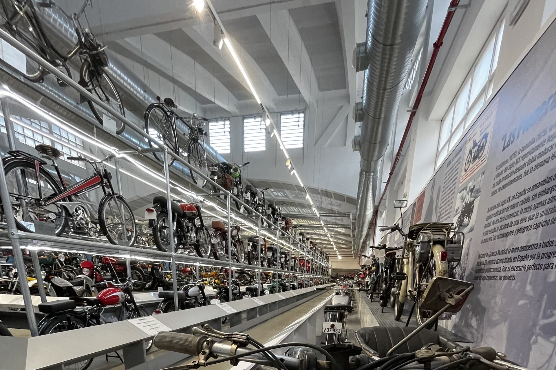 La RFME celebra el día de ayer la “Visita al Museo de la Moto” con participantes de la Fundación APADIS y de la ONCE