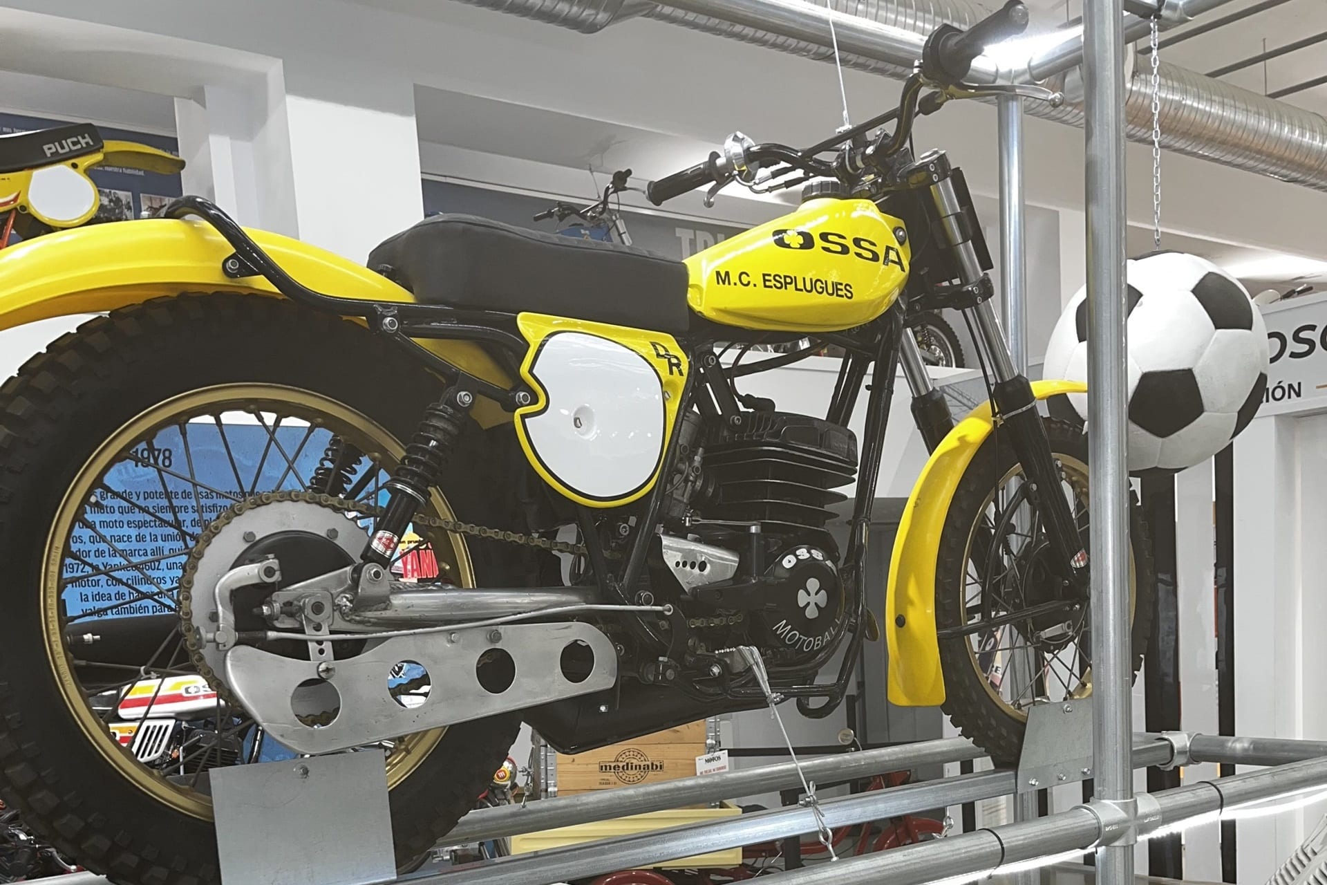 La RFME celebra el día de ayer la “Visita al Museo de la Moto” con participantes de la Fundación APADIS y de la ONCE
