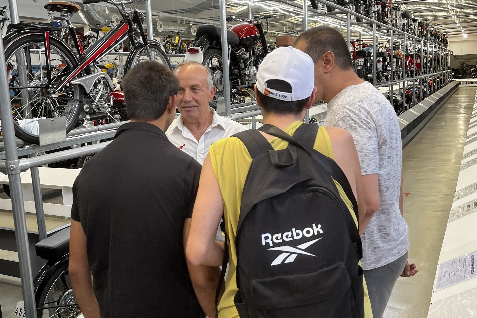 La RFME celebra el día de ayer la “Visita al Museo de la Moto” con participantes de la Fundación APADIS y de la ONCE