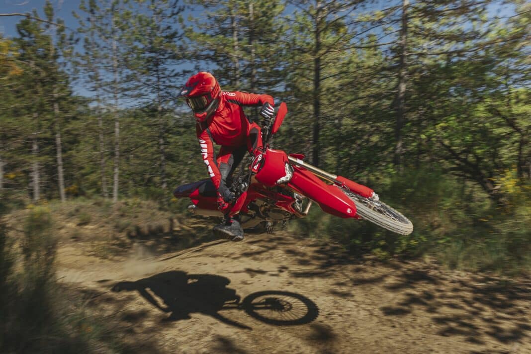 Nueva Ducati Desmo450 EDS: la primera moto de la marca hecha por y para la práctica del enduro