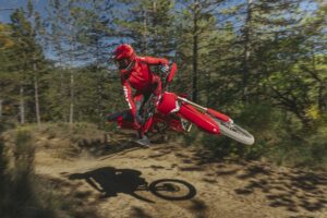 Nueva Ducati Desmo450 EDS: la primera moto de la marca hecha por y para la práctica del enduro