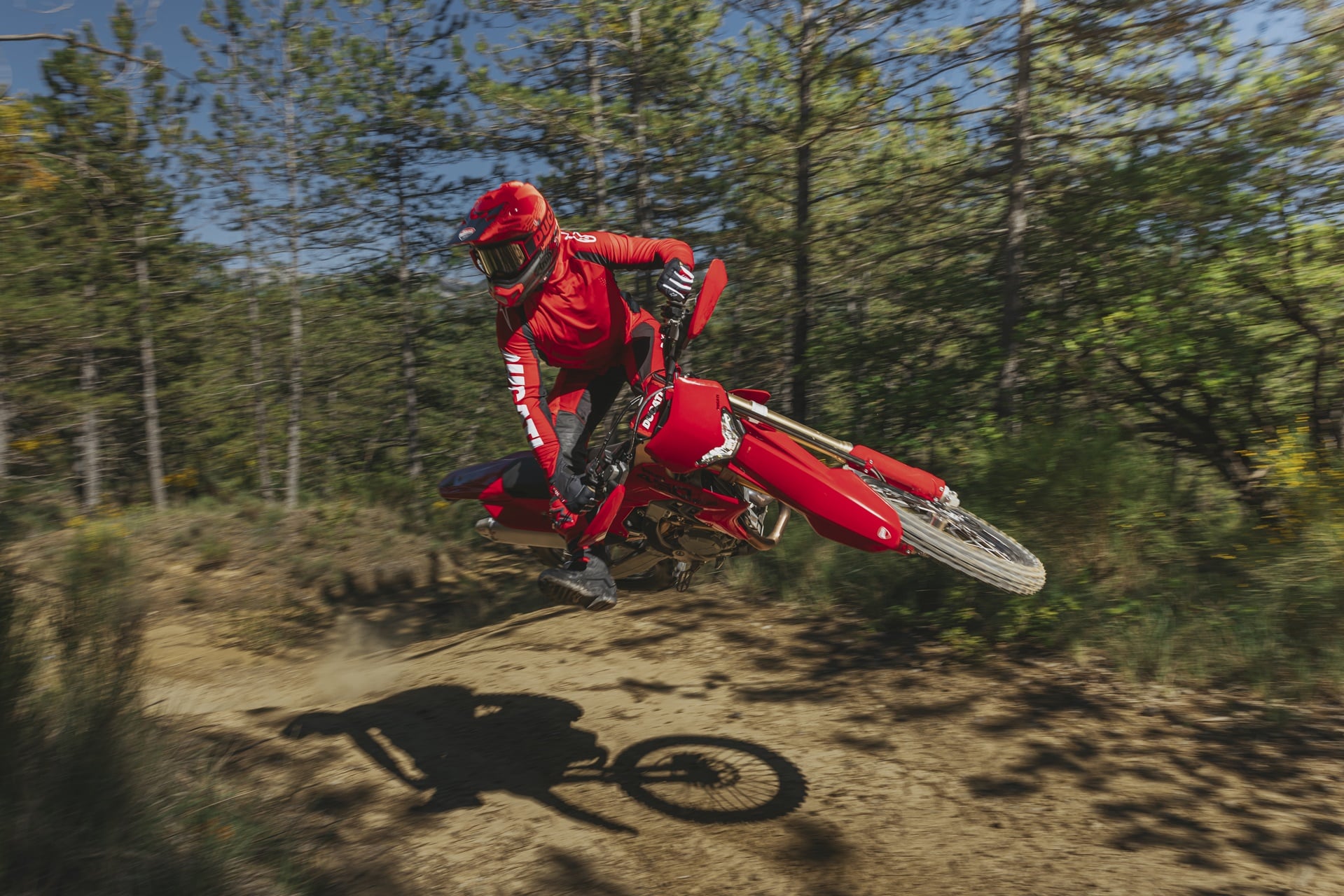 Nueva Ducati Desmo450 EDS: la primera moto de la marca hecha por y para la práctica del enduro