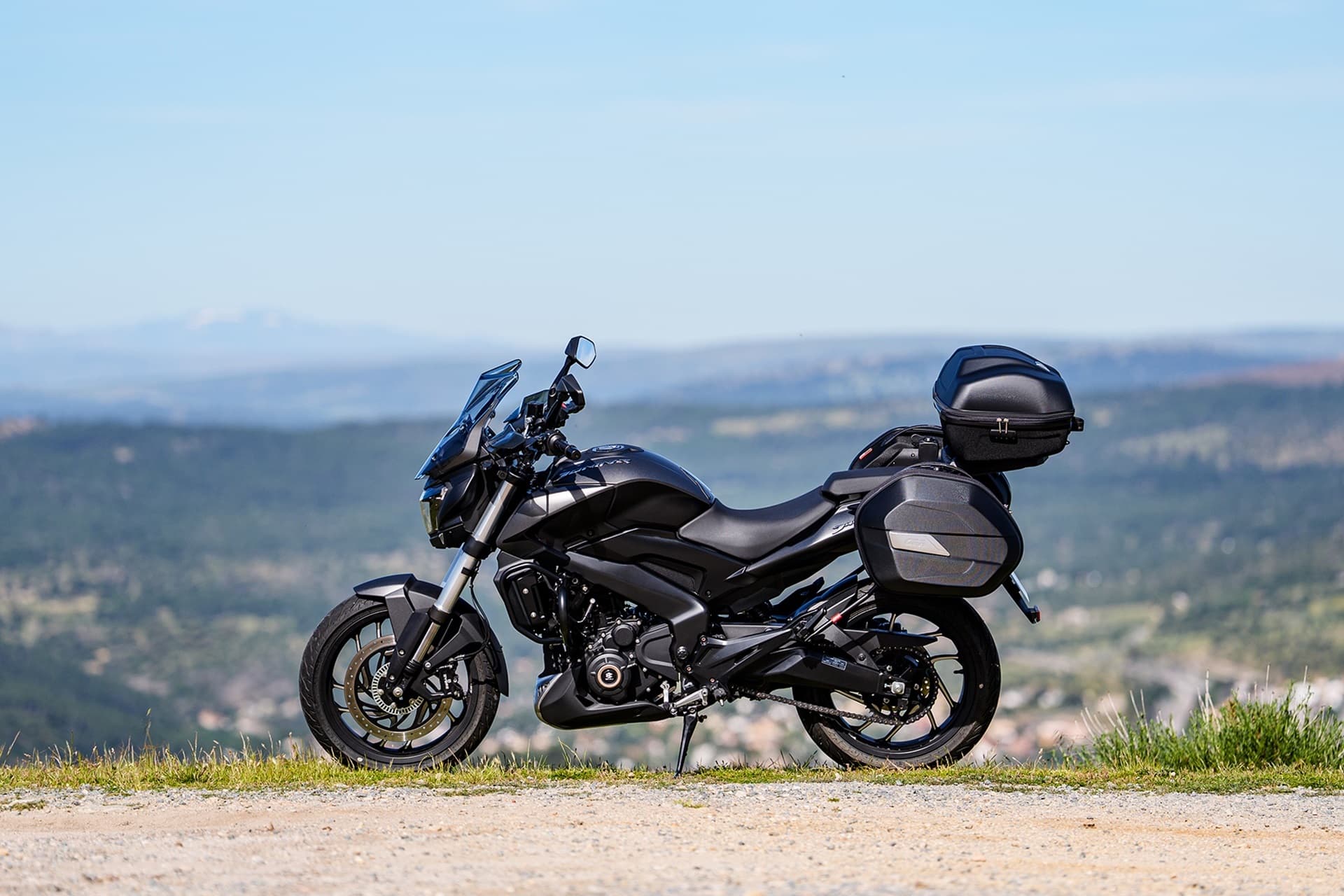 Este verano estrena una Bajaj Dominar 400 con un kit de maletas premium al mejor precio